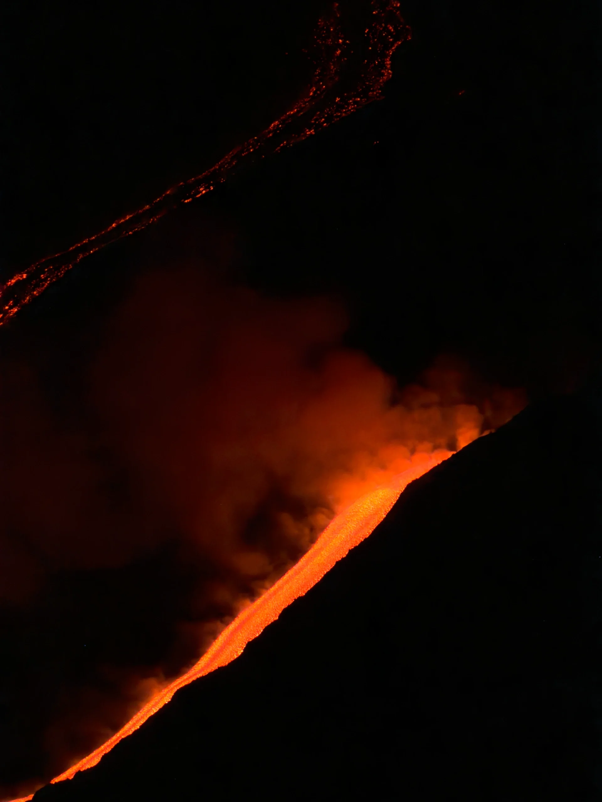 Actieve lavastroom van de Etna-uitbarsting van 7-8 augustus 2026 in de Valle del Bove