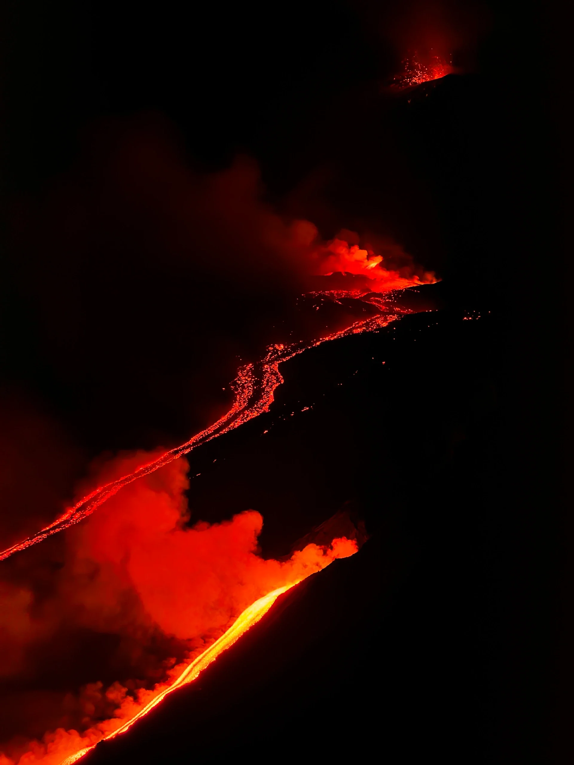 Verticaal aanzicht van de lavastroom van de Etna-uitbarsting van augustus 2026