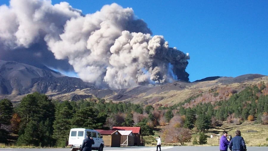 Image dramatique de l'éruption de l'Etna de 2002 qui a détruit Piano Provenzana