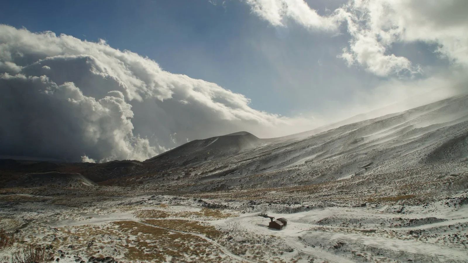 Versant de l'Etna enneigé vu depuis Piano Provenzana