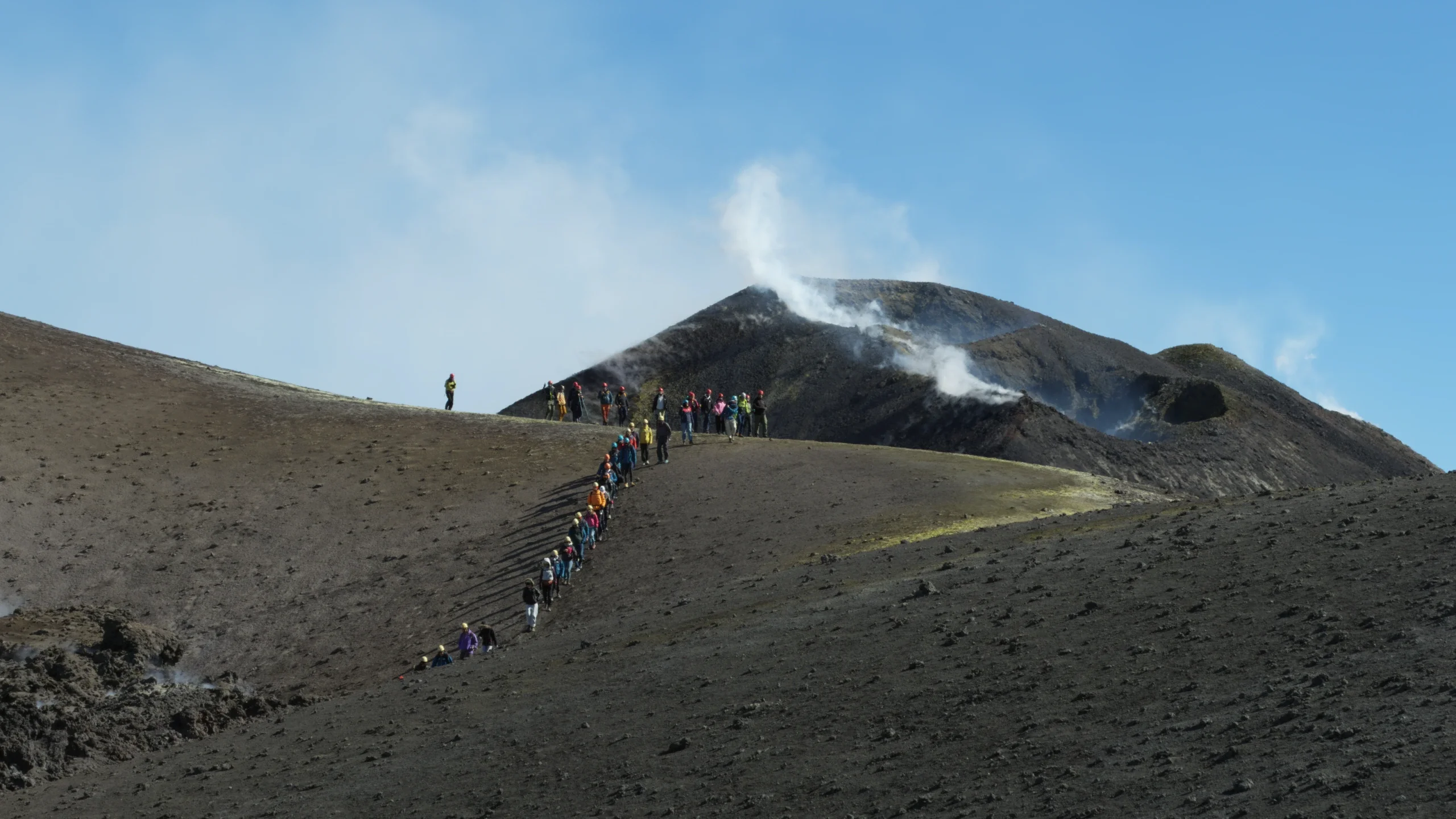Escursioni Etna Nord da Piano Provenzana: paesaggio vulcanico e crateri