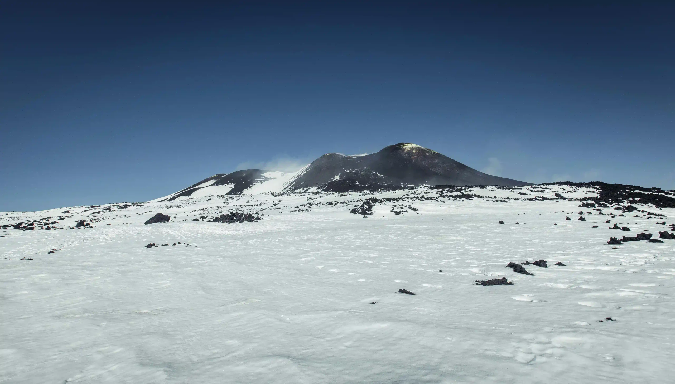 Les cratères sommitaux enneigés vus de Piano Provenzana en hiver