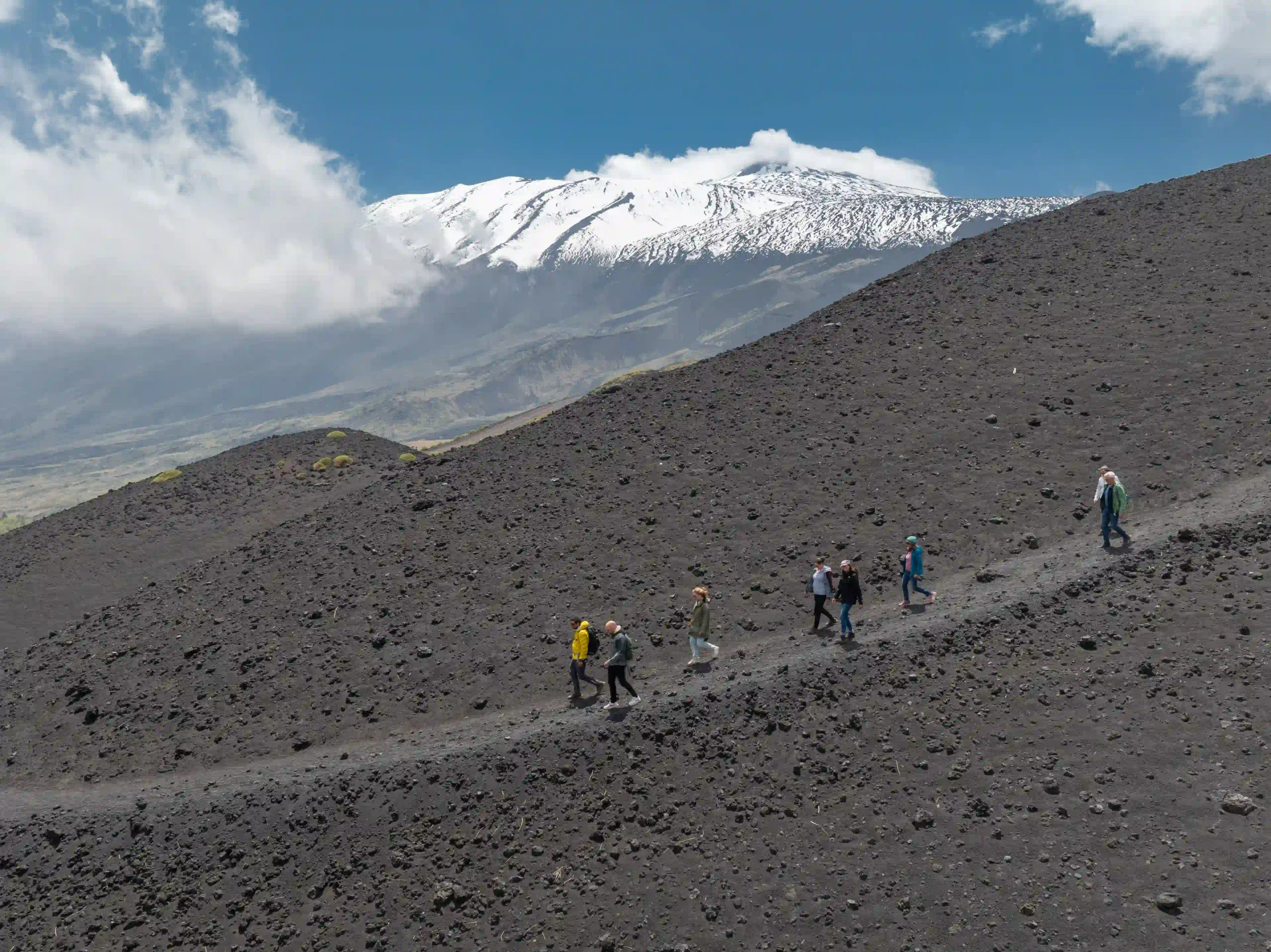 Trekking crateri con Etna sullo sfondo Etna 3000m Crateri 2002