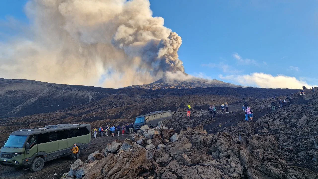 Escursioni Etna Nord - Escursione Etna 3000 metri: 4x4 + Trekking ai Crateri 2002