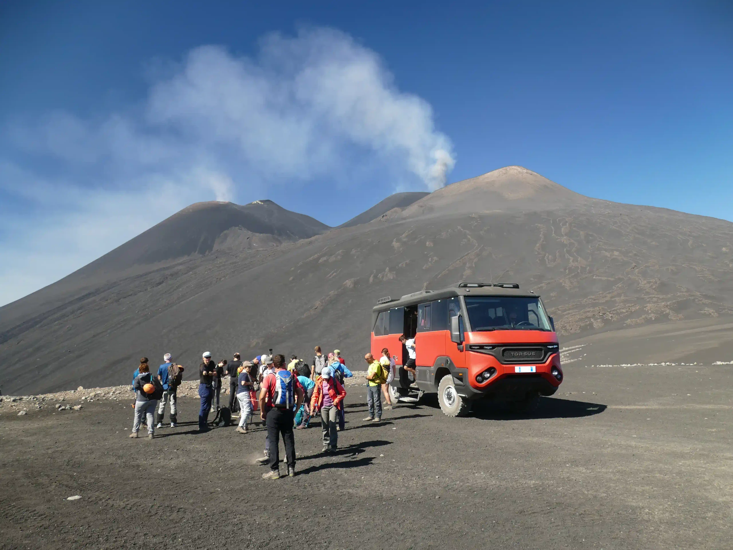 Vista dai crateri con persone Etna 3000m Crateri 2002