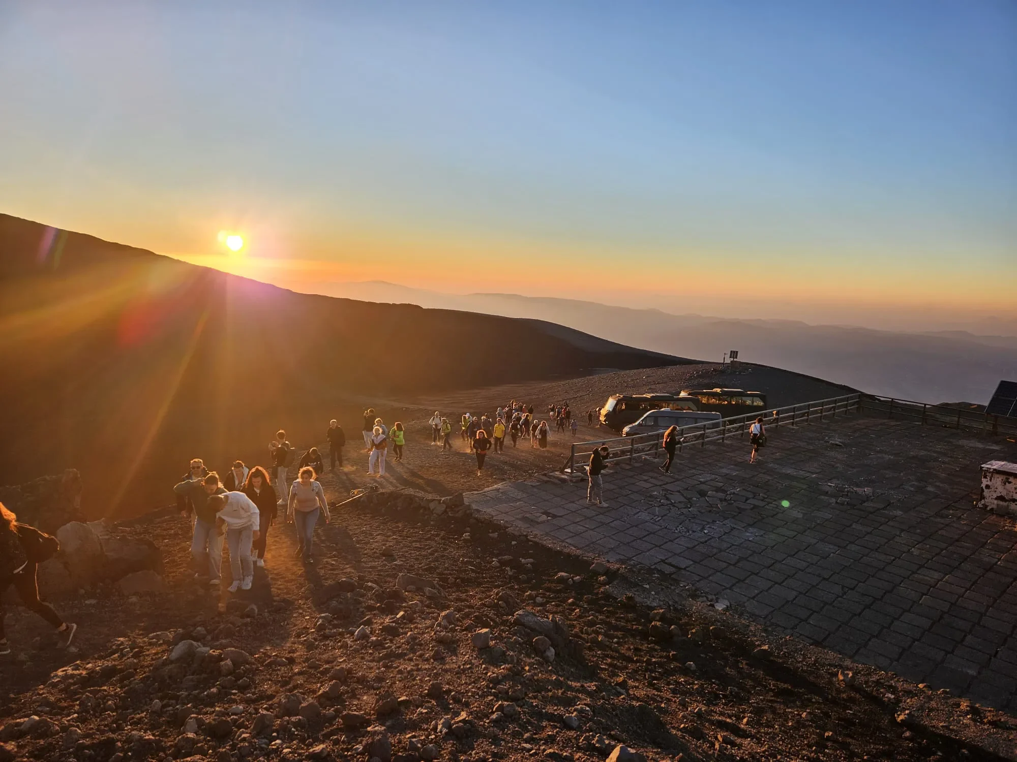 Vista dall'osservatorio etneo al tramonto