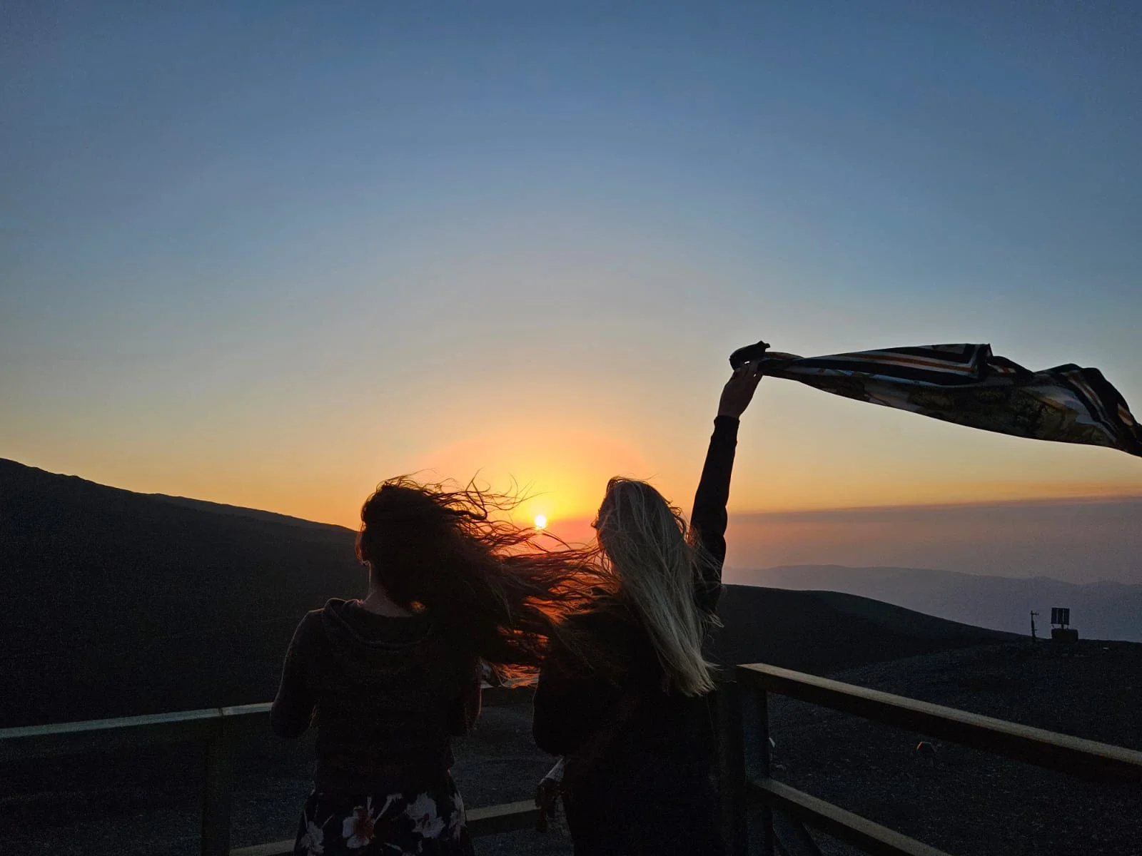 Ragazze al tramonto sull'Etna