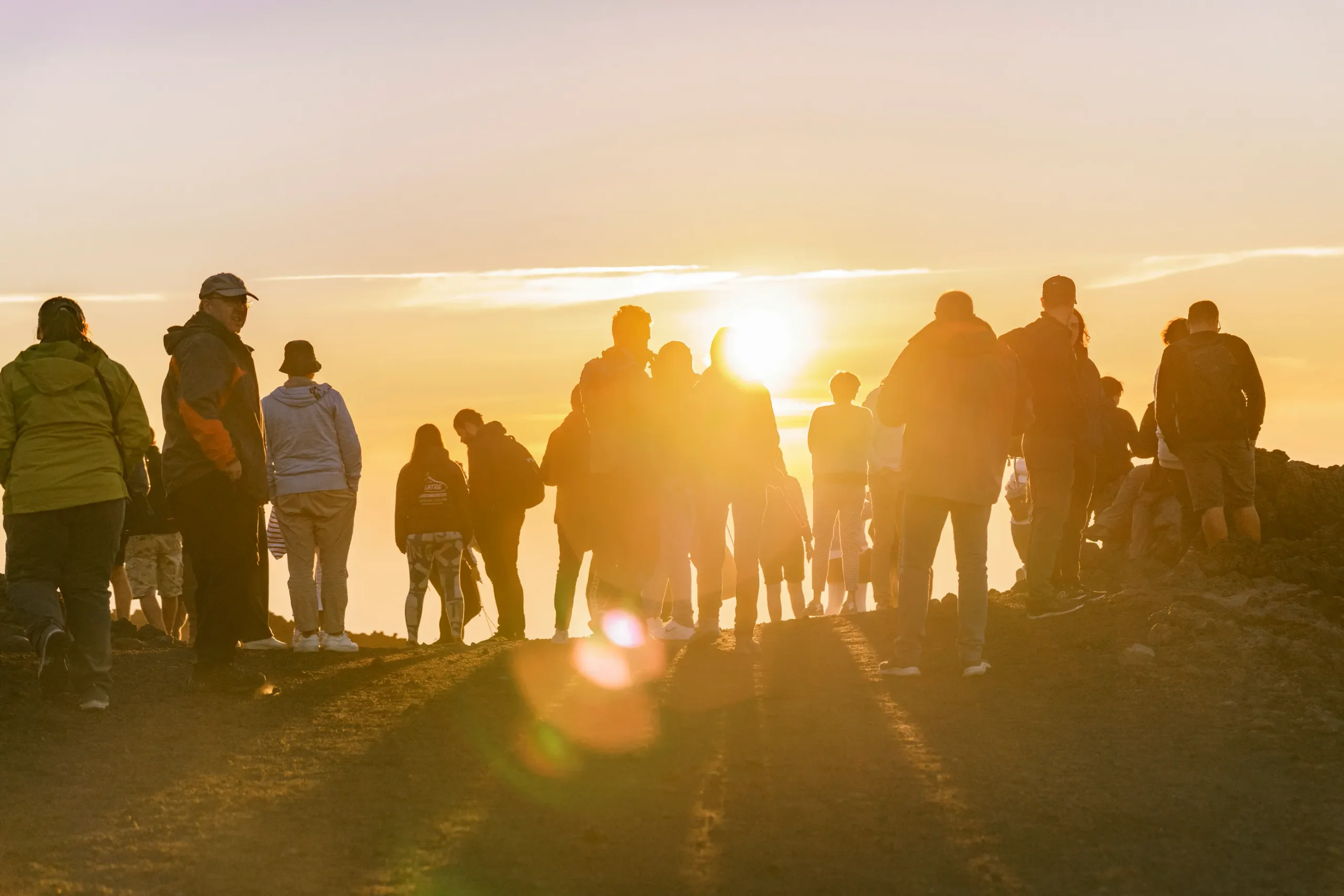 Persone al tramonto sull'Etna