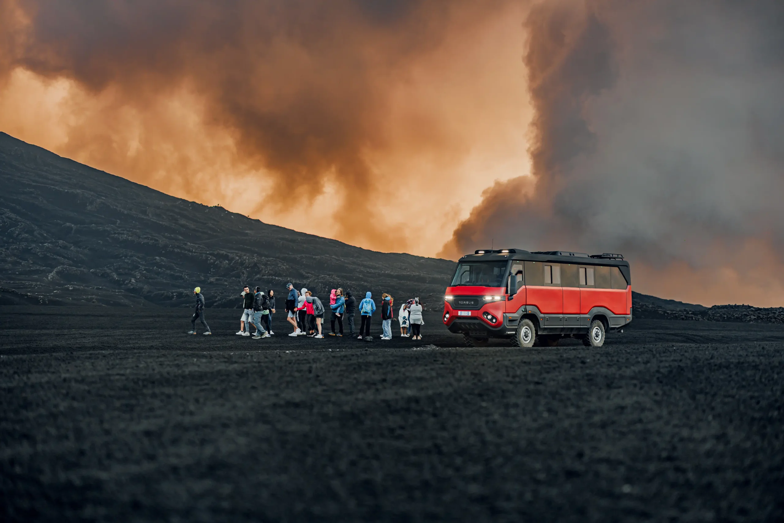 Tramonto sull'Etna con fumo vulcanico