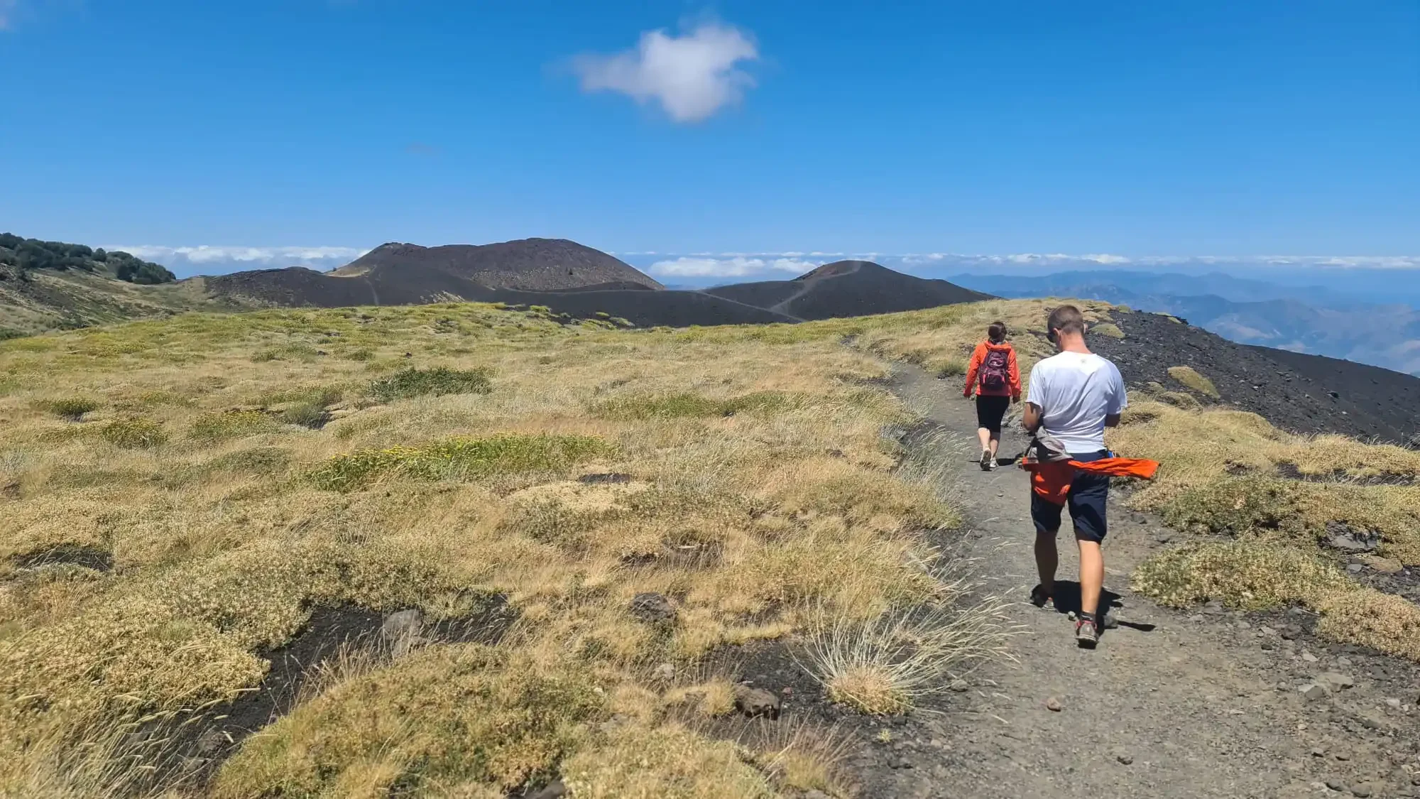 Randonneurs marchant vers les cratères de l'éruption de 2002 sur l'Etna pendant le tour en jeep