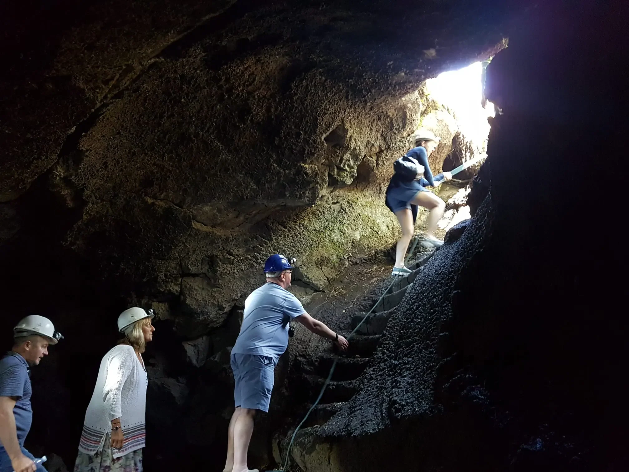 À l'intérieur d'une grotte volcanique explorée pendant le tour en jeep sur l'Etna