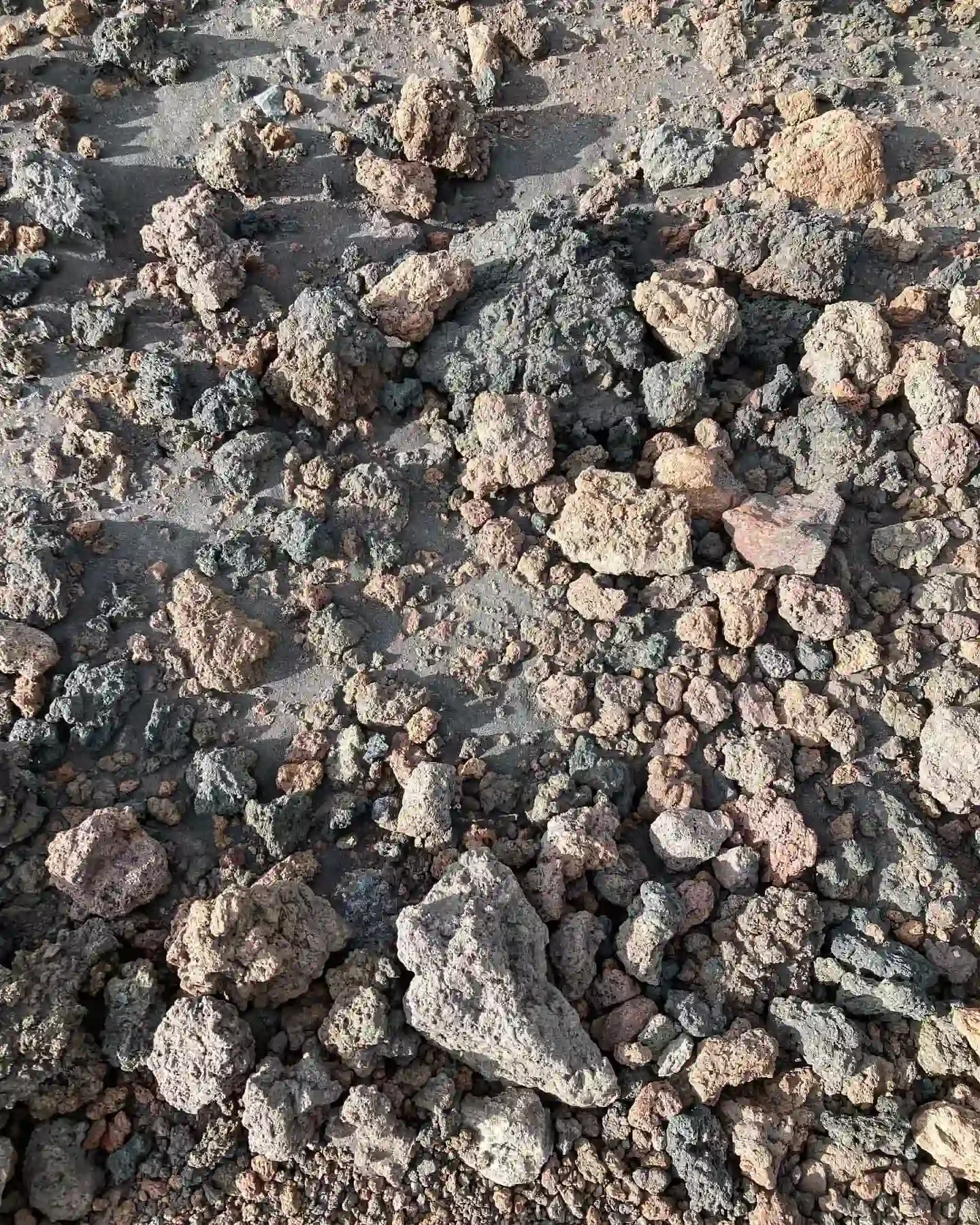 Pyroclastes colorés le long du sentier