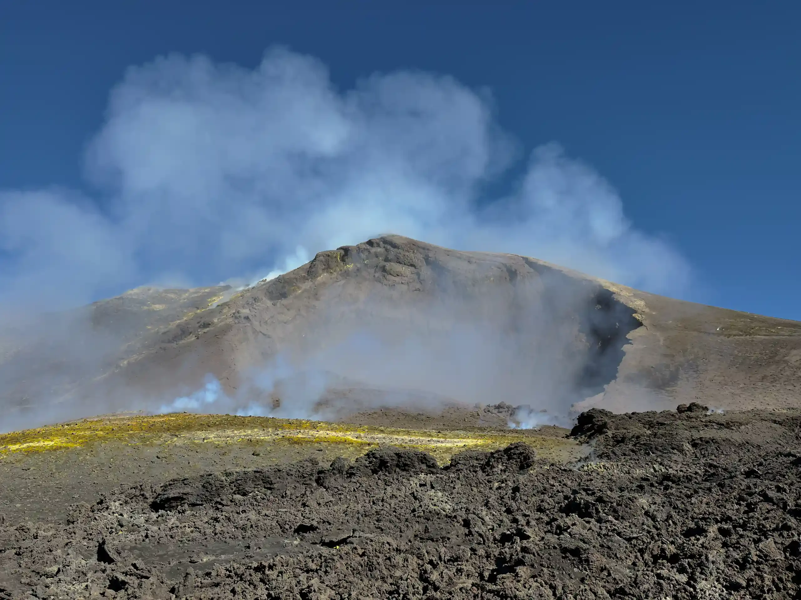 Etna topkraters excursie - Uitzicht op de krater Bocca Nuova met stoompluim en zwavelafzettingen