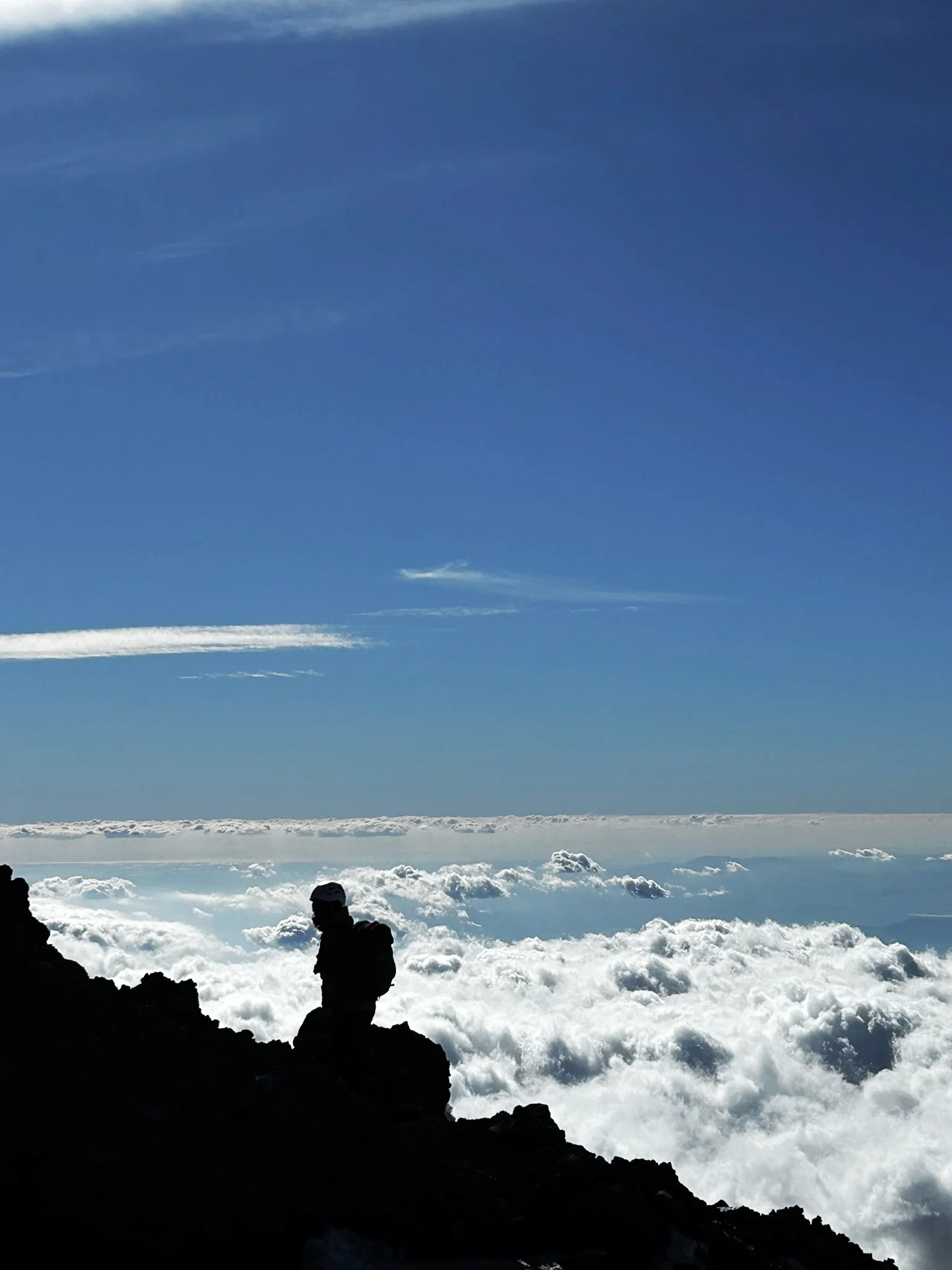 Excursion Etna cratères sommitaux - Randonneur au-dessus des nuages