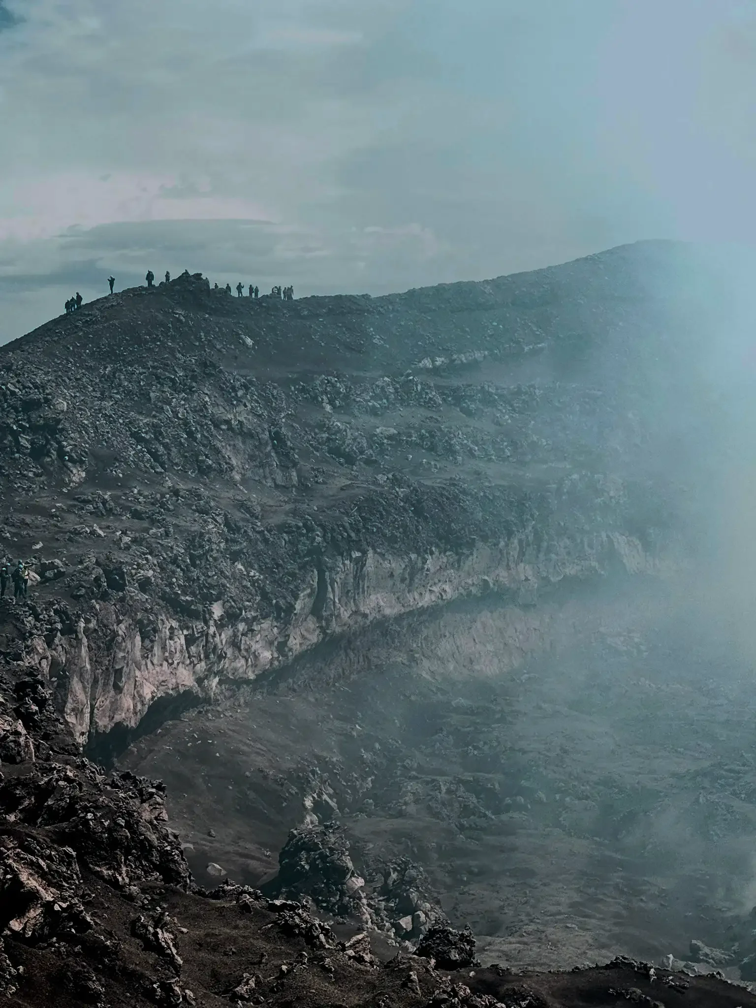 Excursion Etna cratères sommitaux - Randonneurs sur le bord du cratère