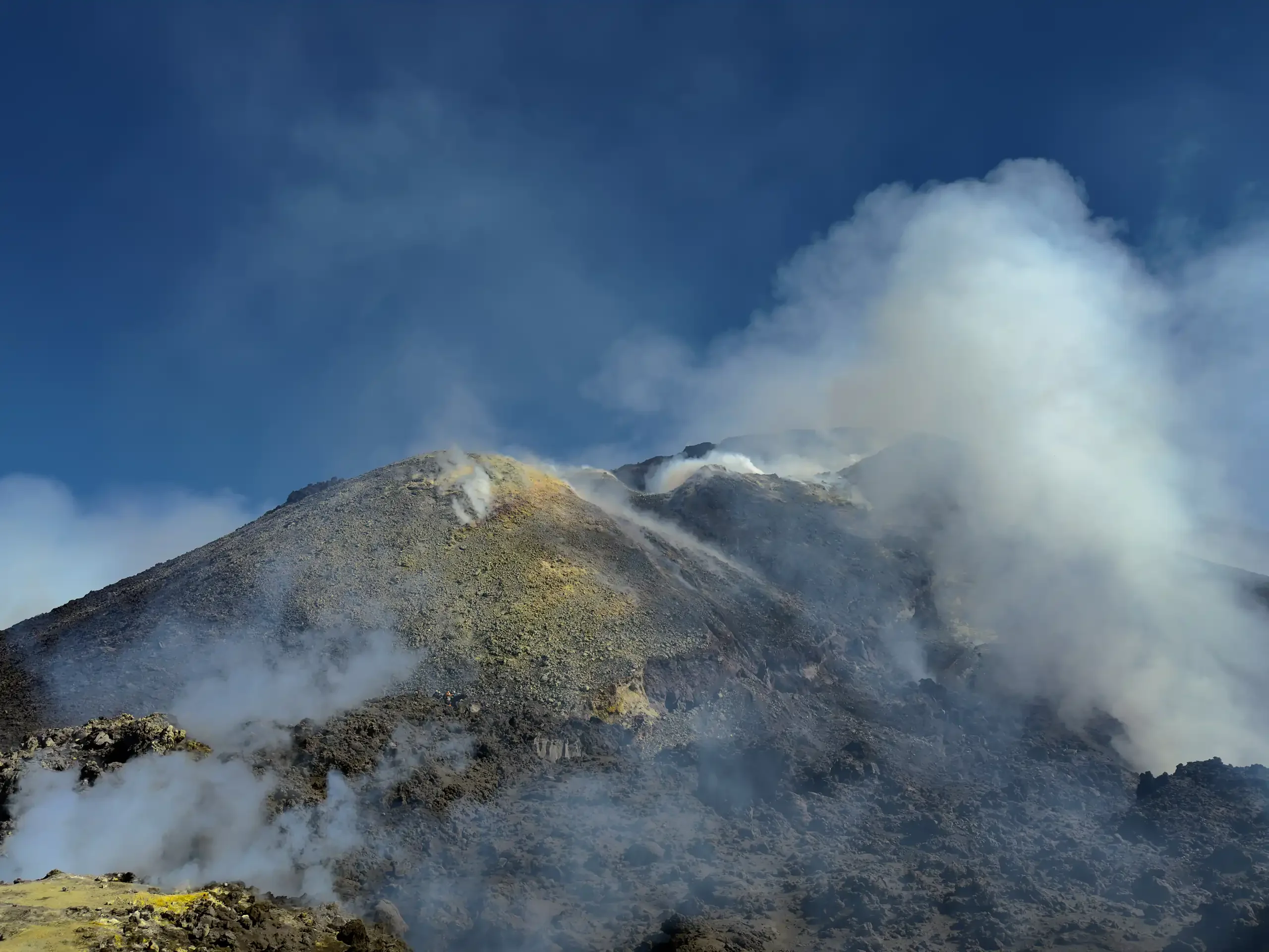 Etna topkraters excursie - Top van de krater Voragine, het hoogste punt van de Etna