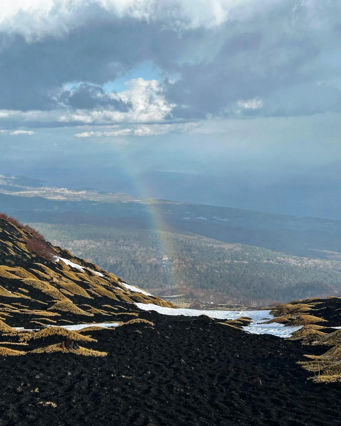 Arc-en-ciel au-dessus de l'observatoire de Pizzi Deneri