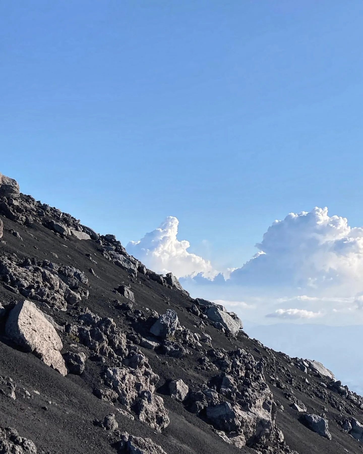 Pente de lave avec des nuages à l'observatoire de Pizzi Deneri
