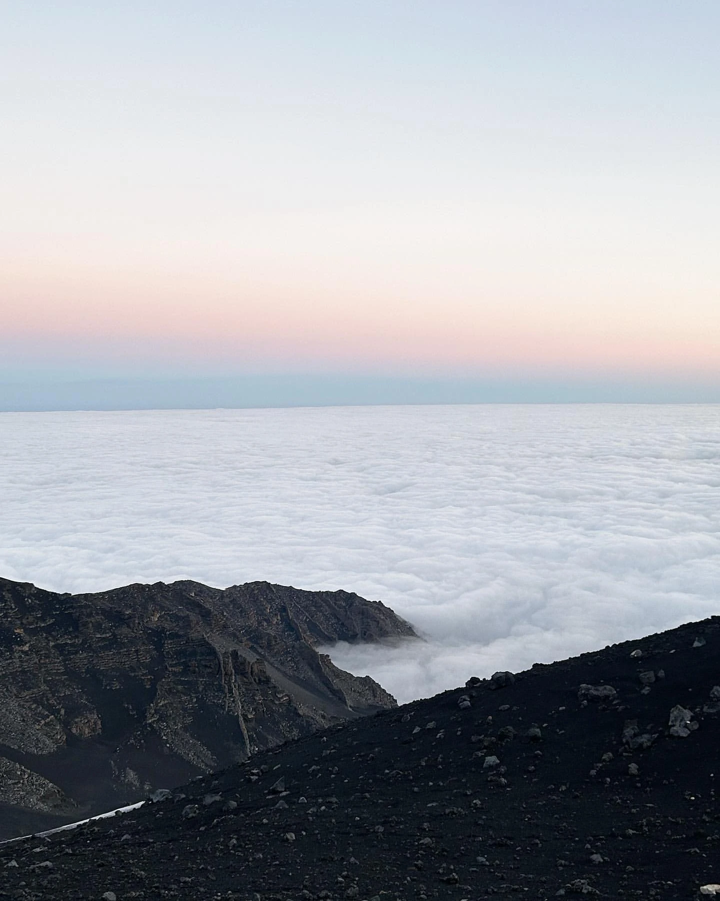 Coucher de soleil au-dessus des nuages depuis l'observatoire de Pizzi Deneri