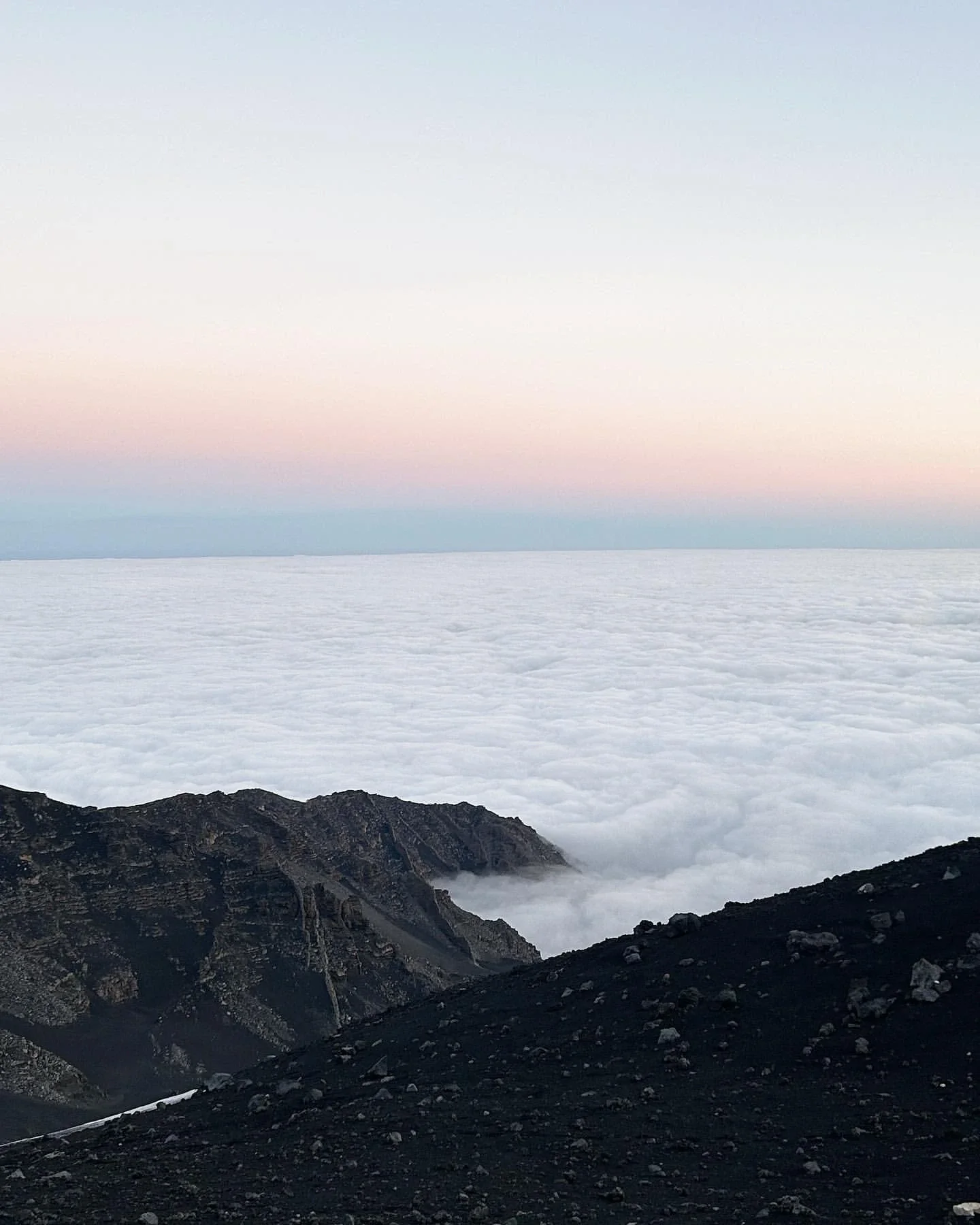 Coucher de soleil au-dessus des nuages depuis l'observatoire de Pizzi Deneri