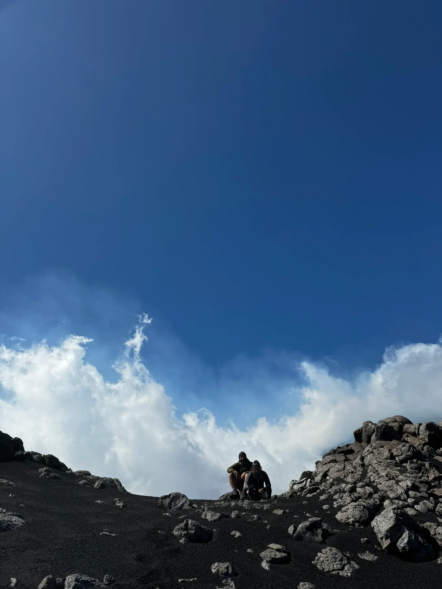 Randonneurs parmi les roches volcaniques de Serracozzo