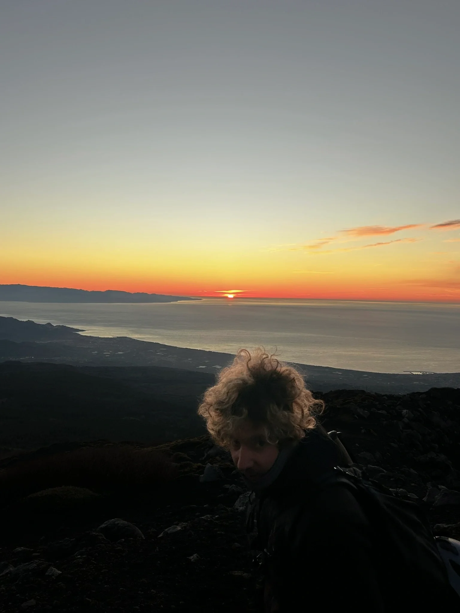 Vue panoramique sur la mer au coucher du soleil depuis la Valle del Bove