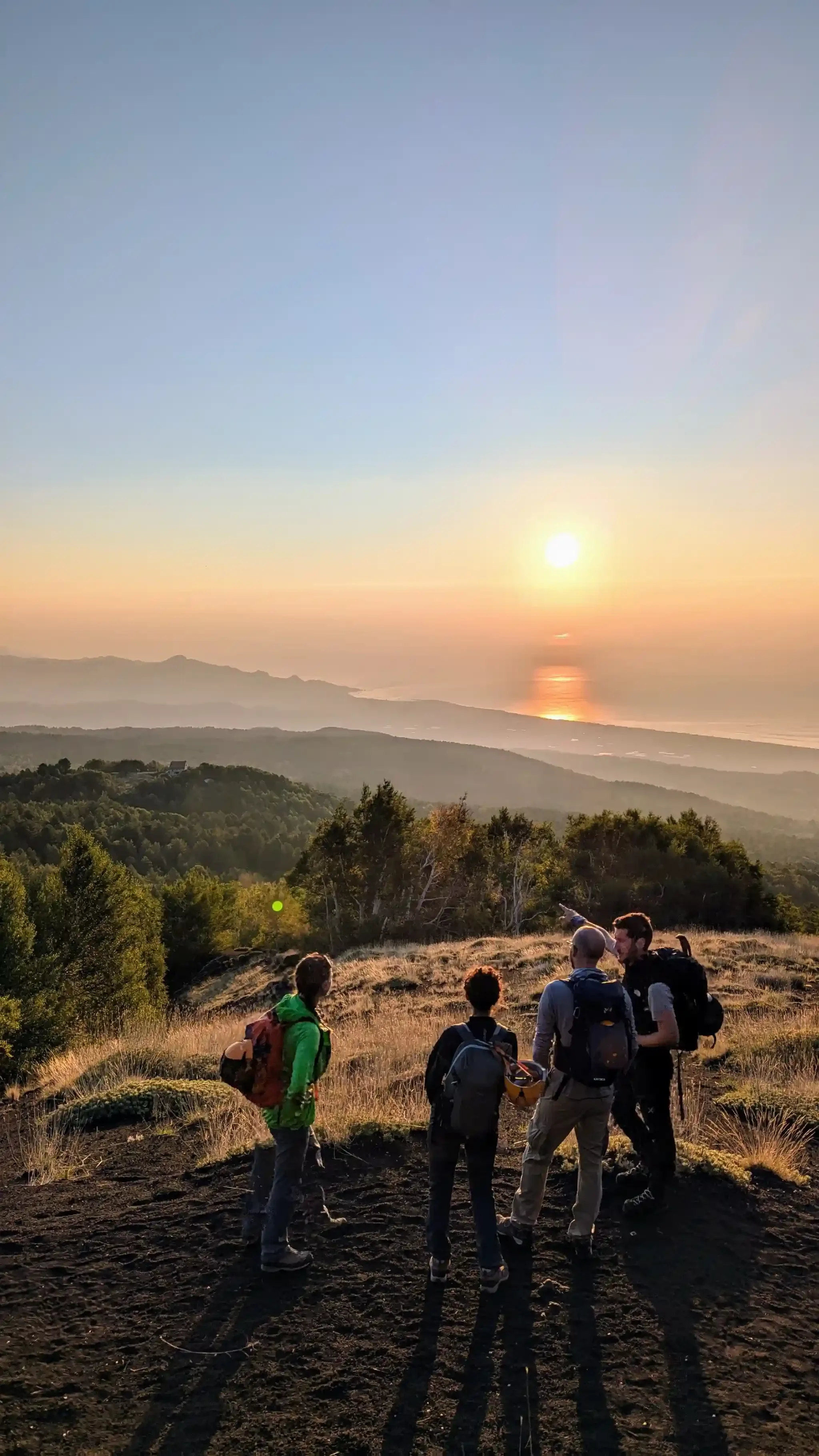 Vue sur la mer au coucher du soleil depuis la Valle del Bove
