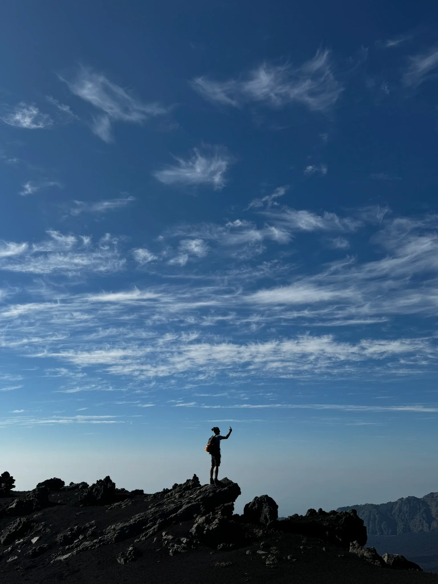 Randonneur sur la crête nord de la Valle del Bove