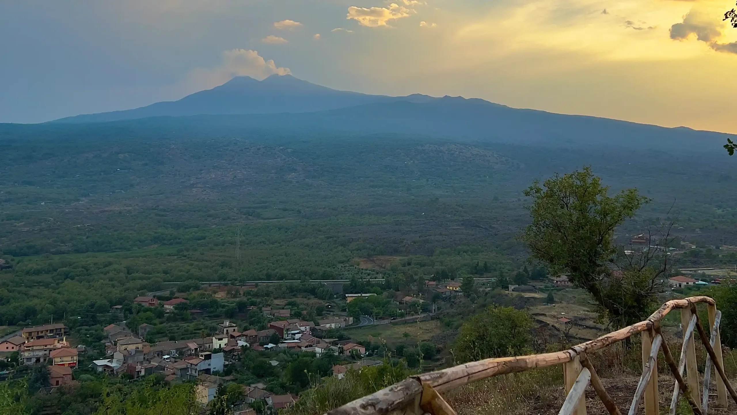 Vista panoramica di Linguaglossa con l'Etna
