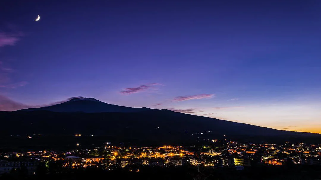 Vista panoramica di Linguaglossa con l'Etna