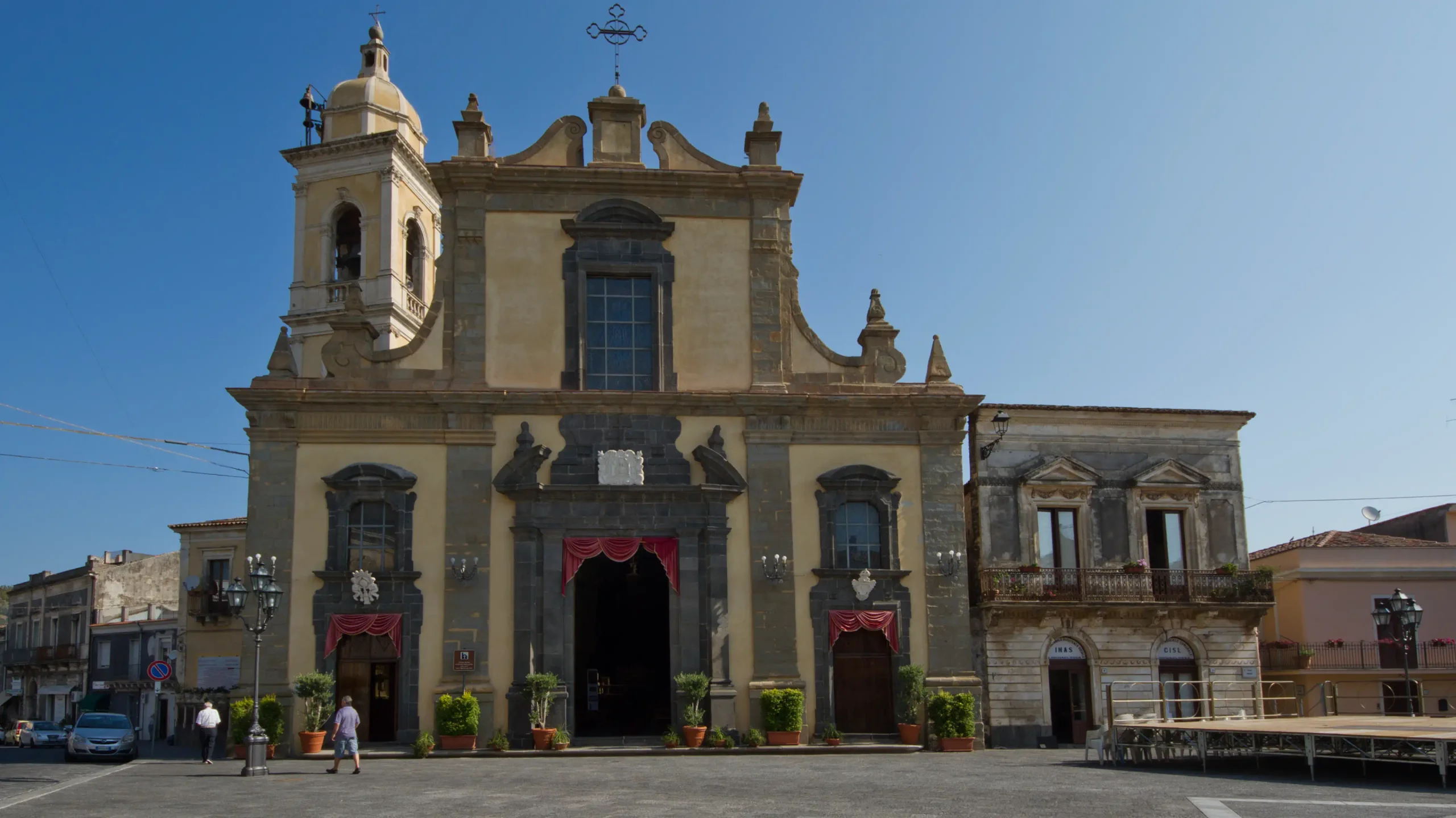 Piazza Matrice a Linguaglossa con la Chiesa Madre