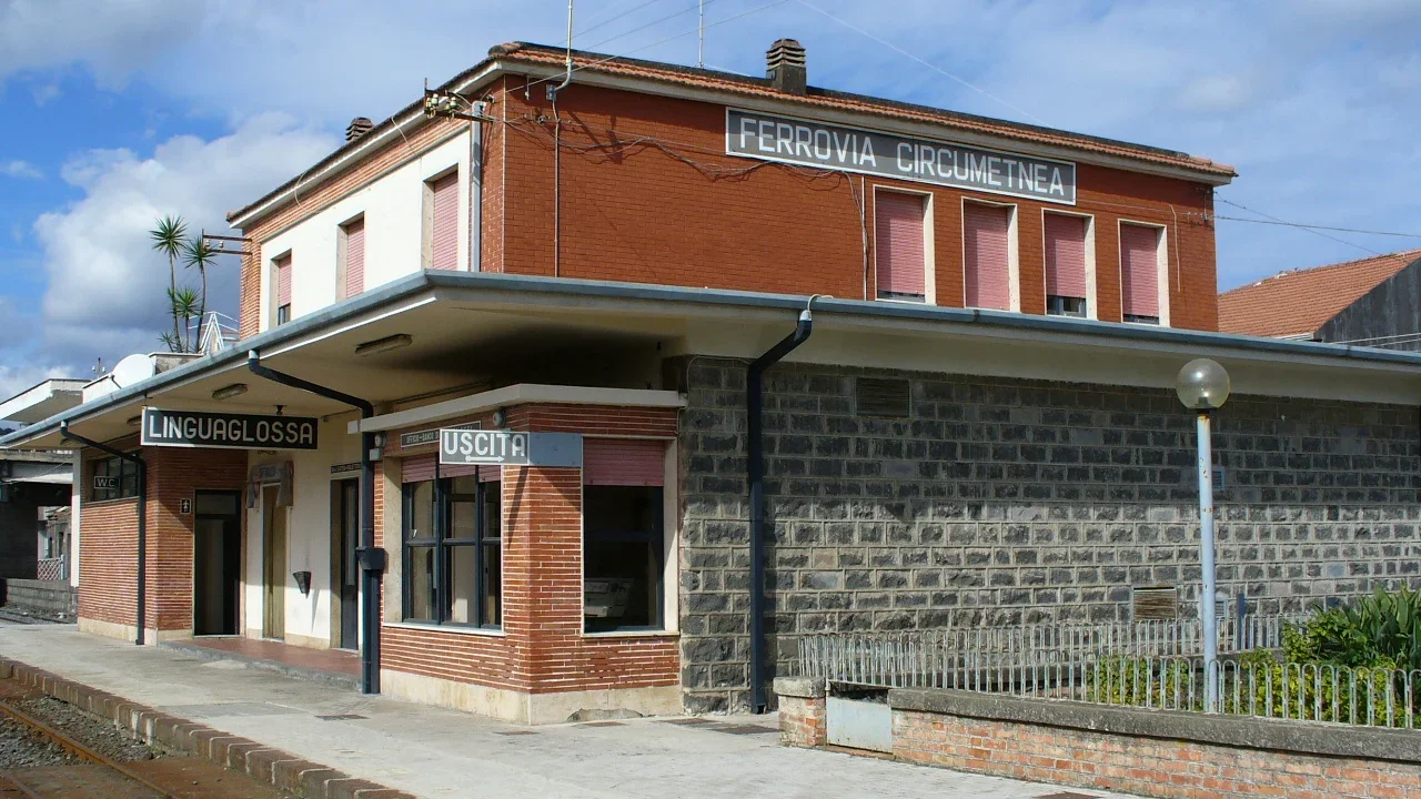 La stazione della Ferrovia Circumetnea a Linguaglossa